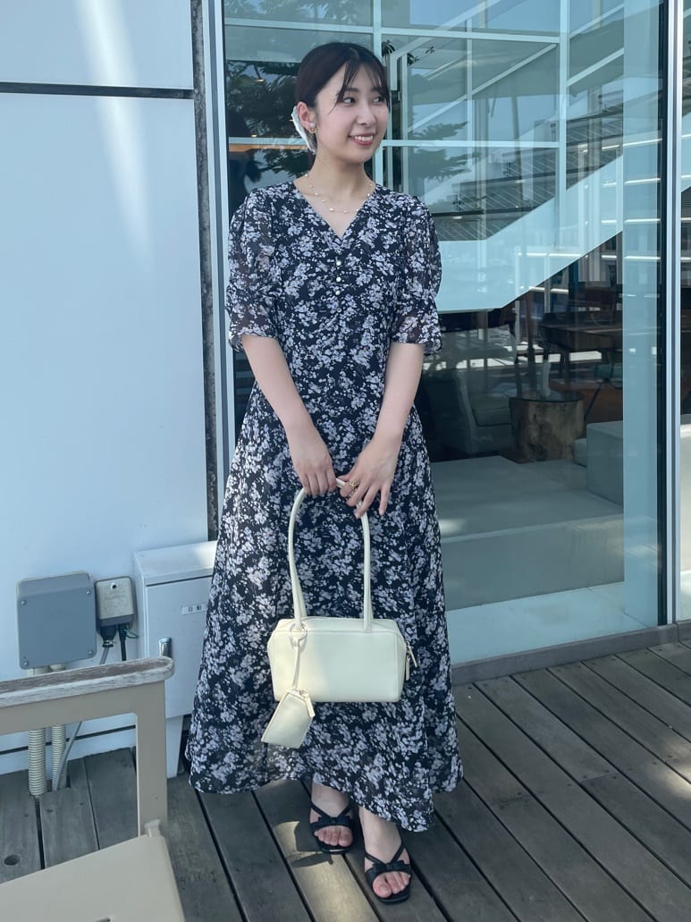 abeさんの「Couture brooch｜【一枚で着映える・通勤】Vネックフラワーワンピース」を使ったコーディネート