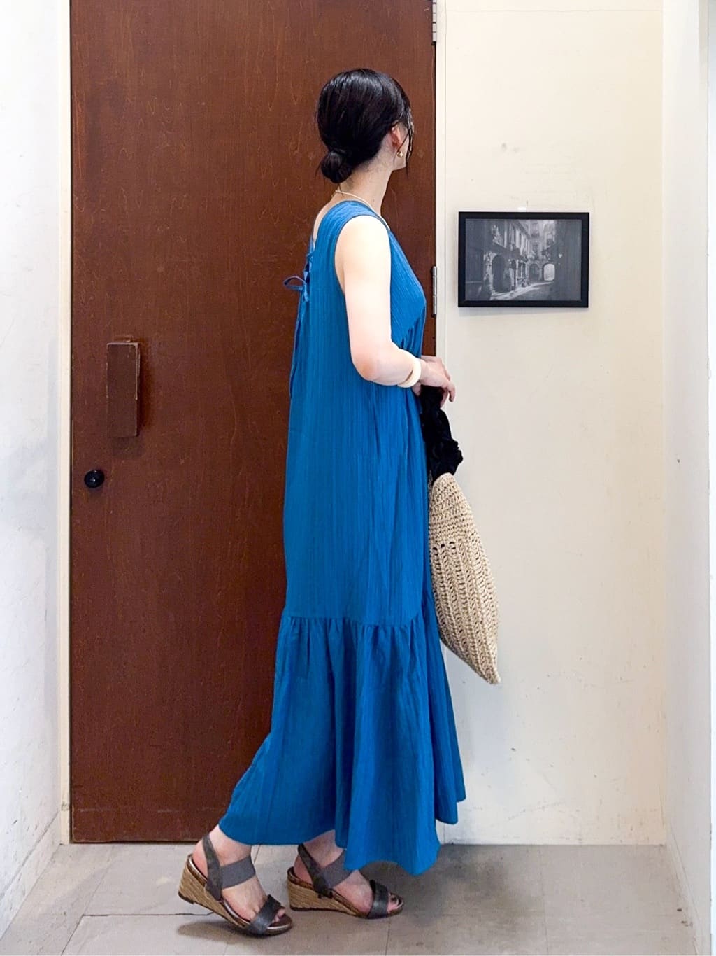 𝐇𝐢𝐫𝐨𝐦𝐢さんの「SHOO･LA･RUE｜【S-LL】後ろ姿も抜かりなく 1枚でサマ見え ティアードワンピース」を使ったコーディネート