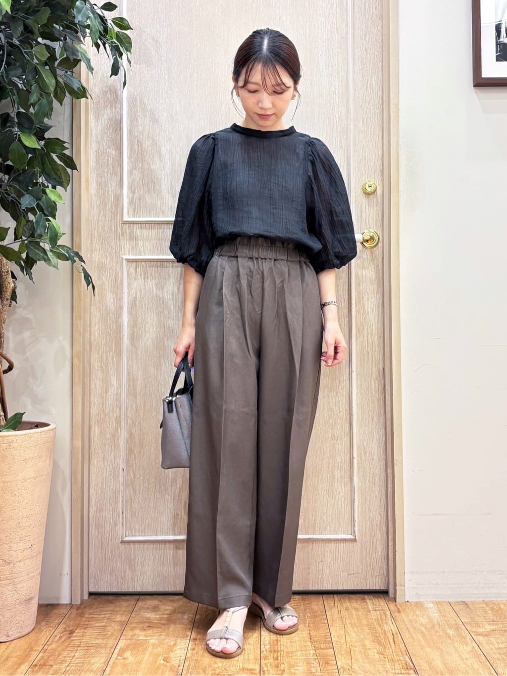 なみさんの「SHOO･LA･RUE｜【S-LL/前後2WAY】バルーンスリーブが華やか こなれ見えシアーブラウス」を使ったコーディネート