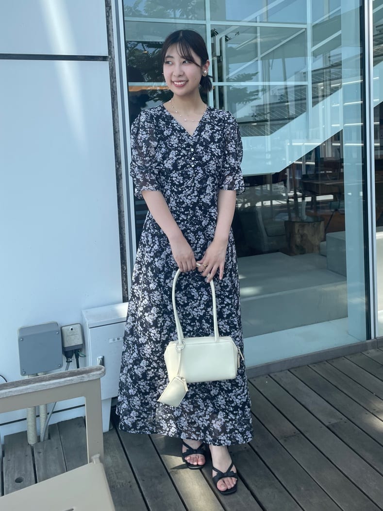 abeさんの「Couture brooch｜【一枚で着映える・通勤】Vネックフラワーワンピース」を使ったコーディネート