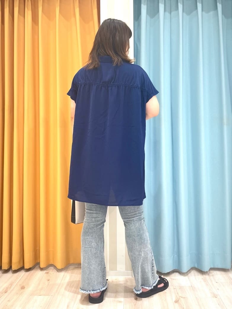 TUMU-TUMUさんの「SHOO･LA･RUE｜【S-LL/体型カバー】さらりとしたタッチが心地よい バックギャザーブラウス」を使ったコーディネート