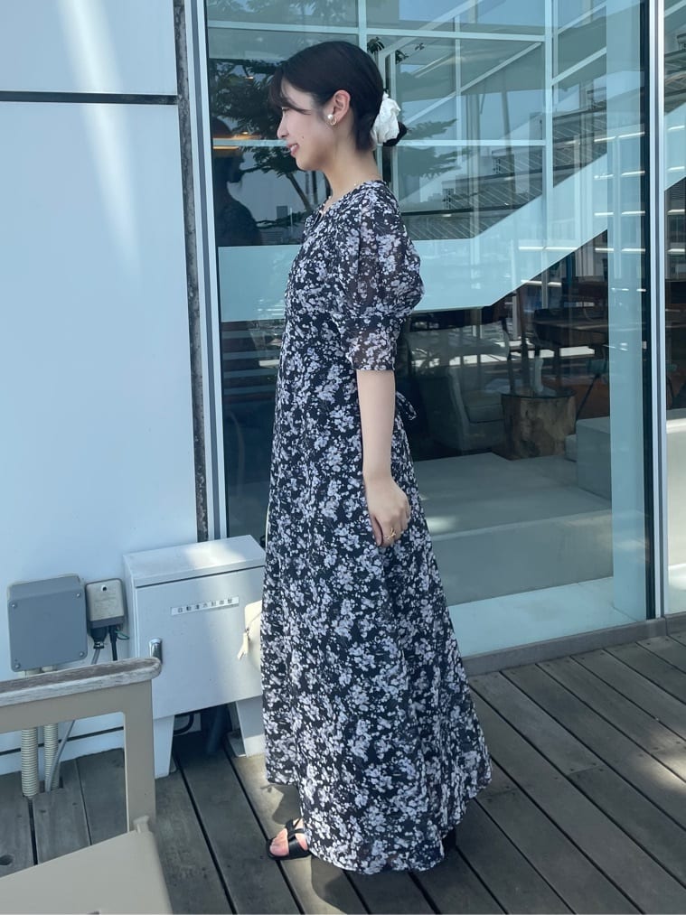 abeさんの「Couture brooch｜【一枚で着映える・通勤】Vネックフラワーワンピース」を使ったコーディネート