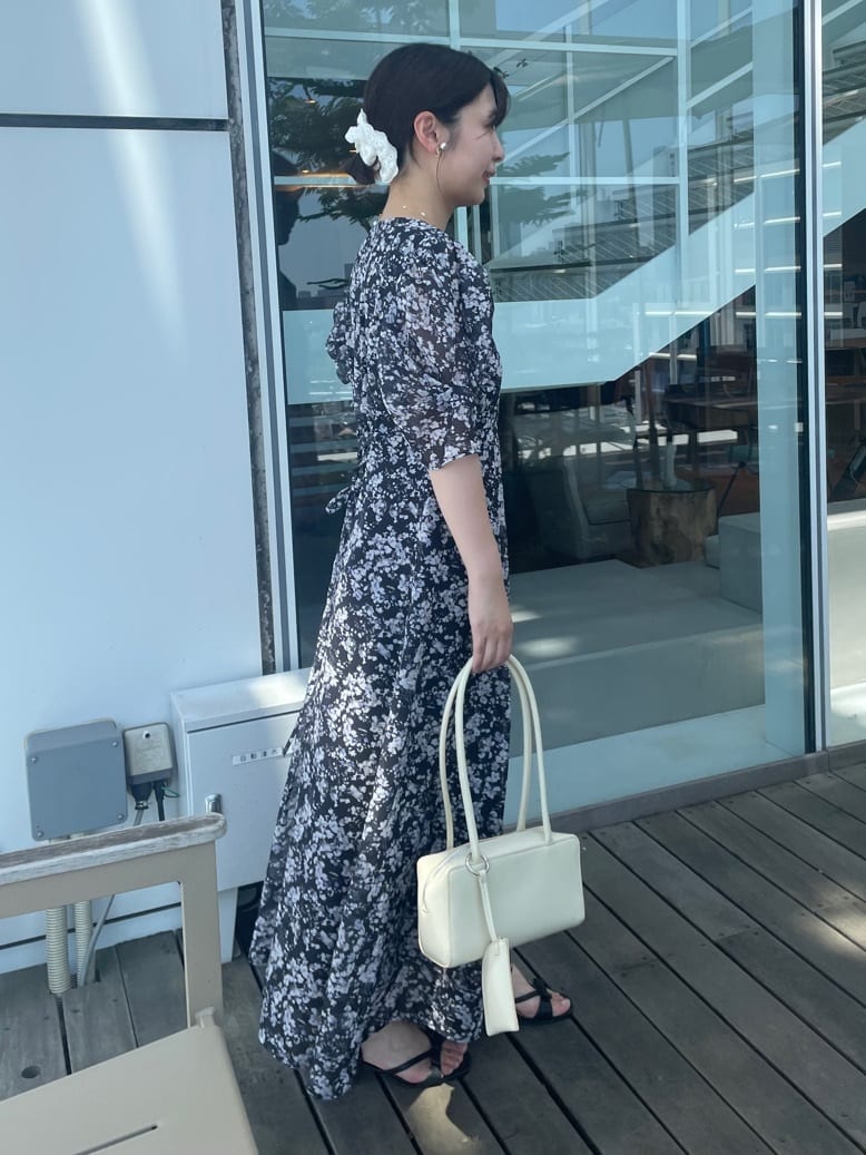 abeさんの「Couture brooch｜【一枚で着映える・通勤】Vネックフラワーワンピース」を使ったコーディネート