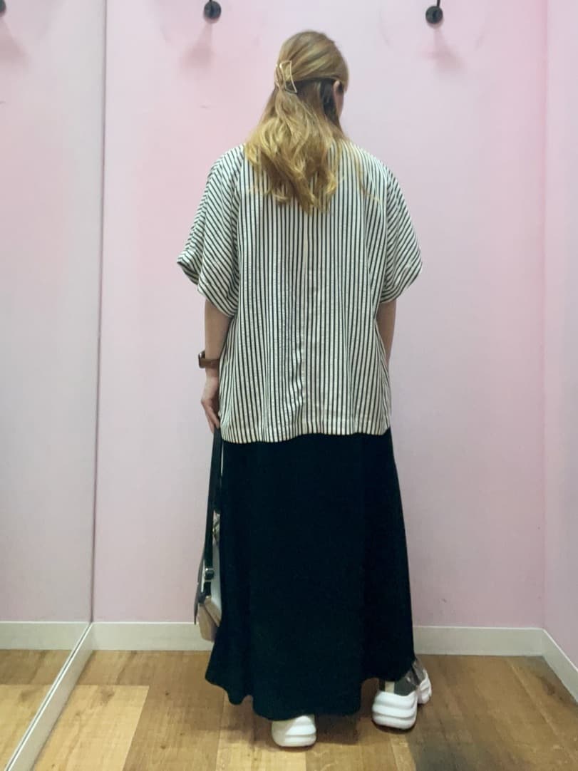 mさんの「SHOO･LA･RUE｜【S-LL/ひんやり】切替ラインですっきりと 1枚で着られるロングワンピース」を使ったコーディネート