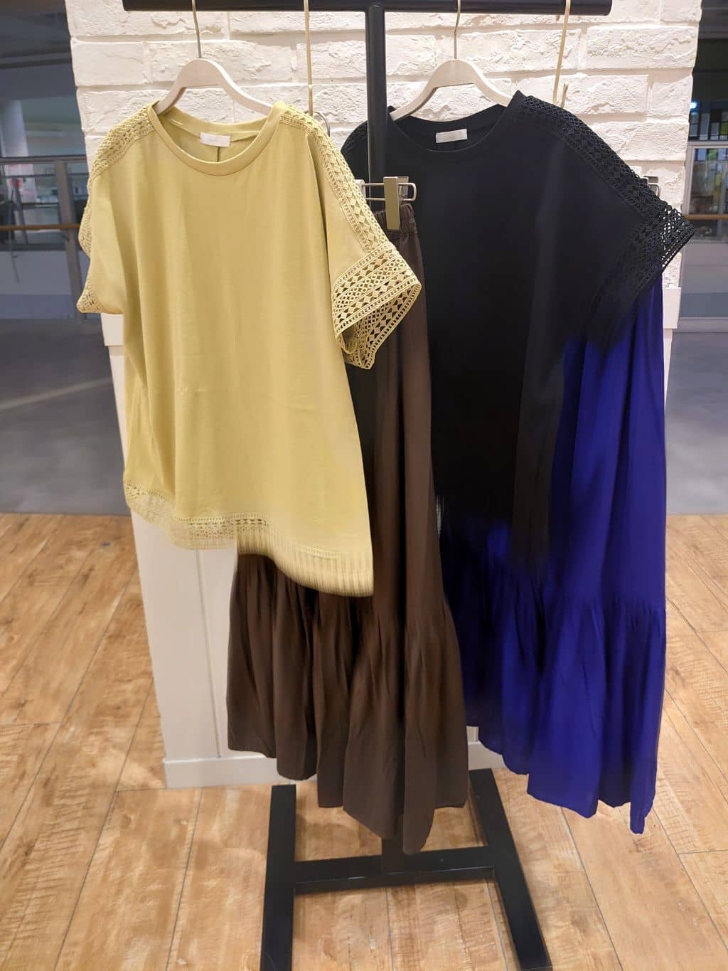 akamiさんの「SHOO･LA･RUE｜【S-LL/ひんやり】インせず決まる 楽してきれいなレース付きトップス」を使ったコーディネート