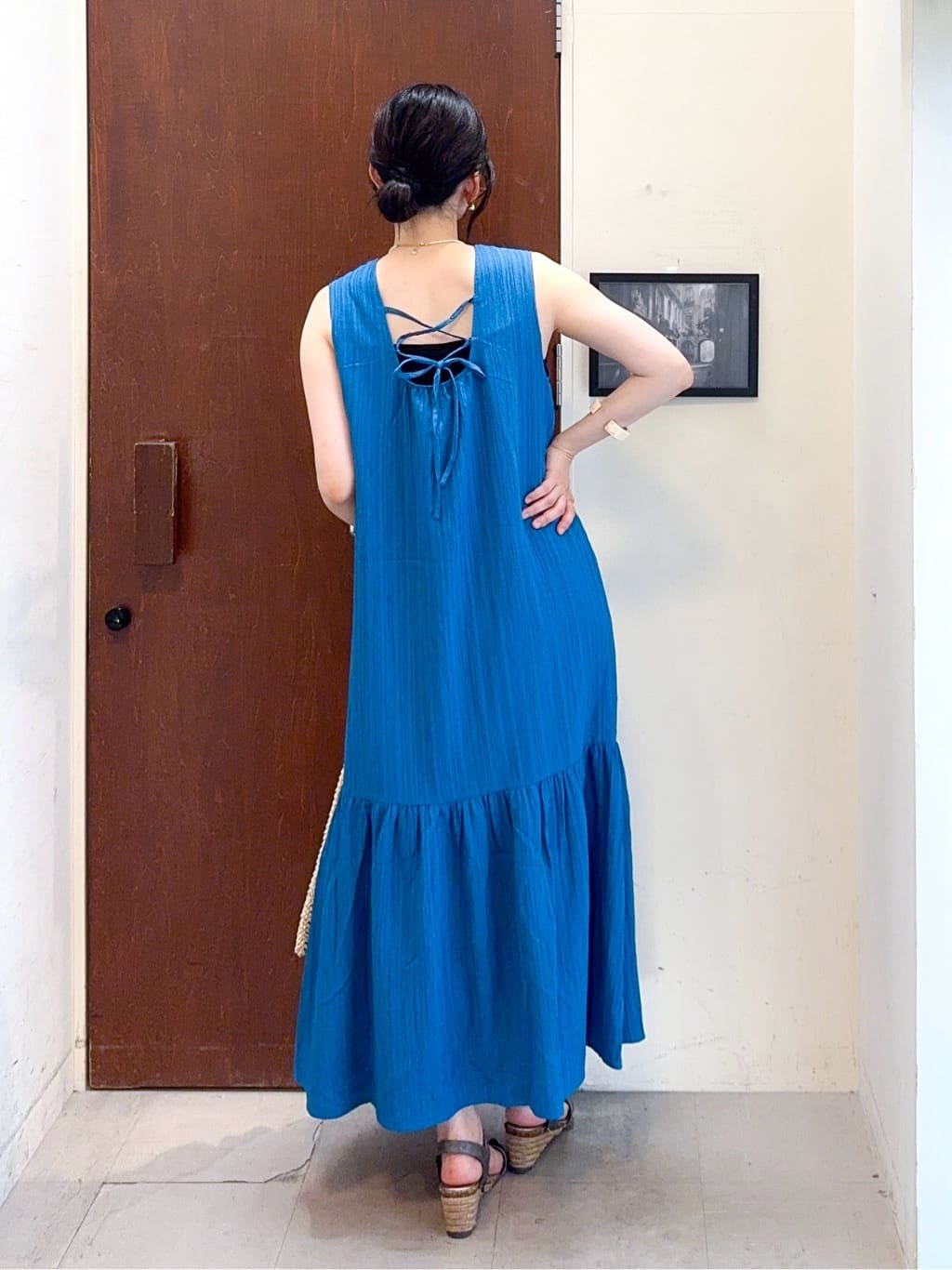 𝐇𝐢𝐫𝐨𝐦𝐢さんの「SHOO･LA･RUE｜【S-LL】後ろ姿も抜かりなく 1枚でサマ見え ティアードワンピース」を使ったコーディネート