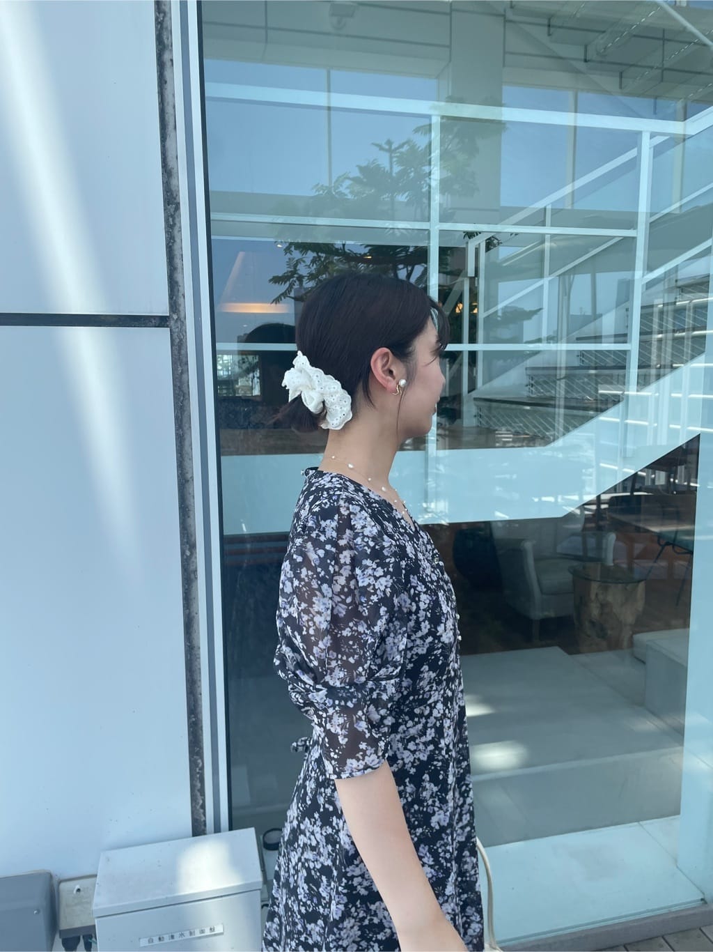 abeさんの「Couture brooch｜【一枚で着映える・通勤】Vネックフラワーワンピース」を使ったコーディネート