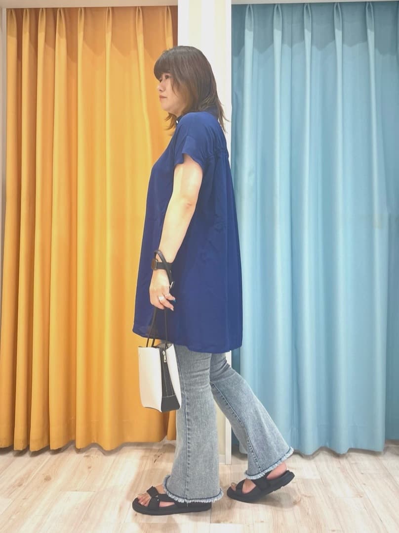 TUMU-TUMUさんの「SHOO･LA･RUE｜【S-LL/体型カバー】さらりとしたタッチが心地よい バックギャザーブラウス」を使ったコーディネート