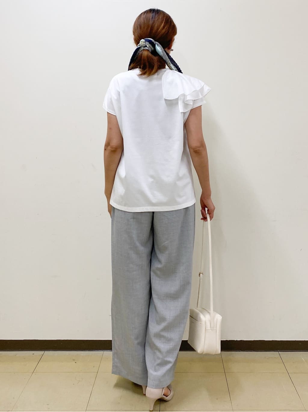 miさんの「index｜ショルダーフリルドッキングカットソー【洗濯機洗い可】」を使ったコーディネート