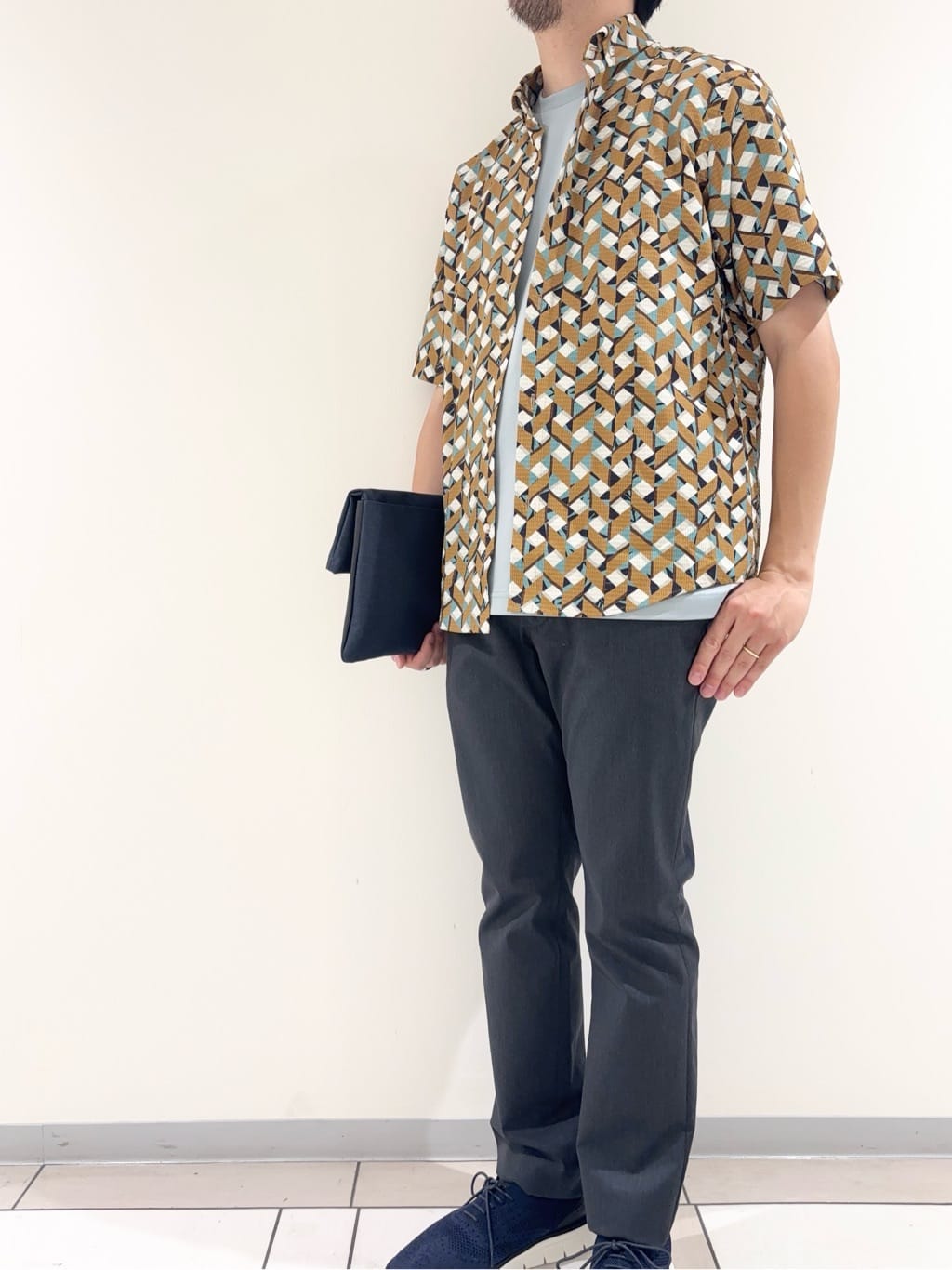 及川さんの「TAKEO KIKUCHI｜【COOL CITY WEAR】籠目アート柄 サッカーシャツ /通気性」を使ったコーディネート