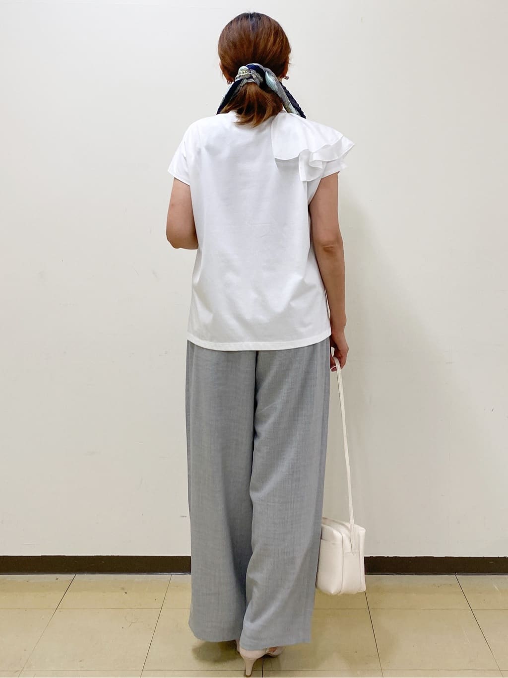 miさんの「index｜ショルダーフリルドッキングカットソー【洗濯機洗い可】」を使ったコーディネート