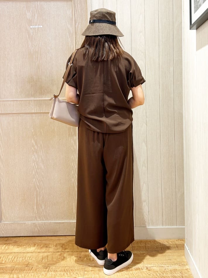 yukaさんの「SHOO･LA･RUE｜【S-LL/セットアップ可/ひんやり】きちんと見えで上品 お袖タック スキッパーブラウス」を使ったコーディネート
