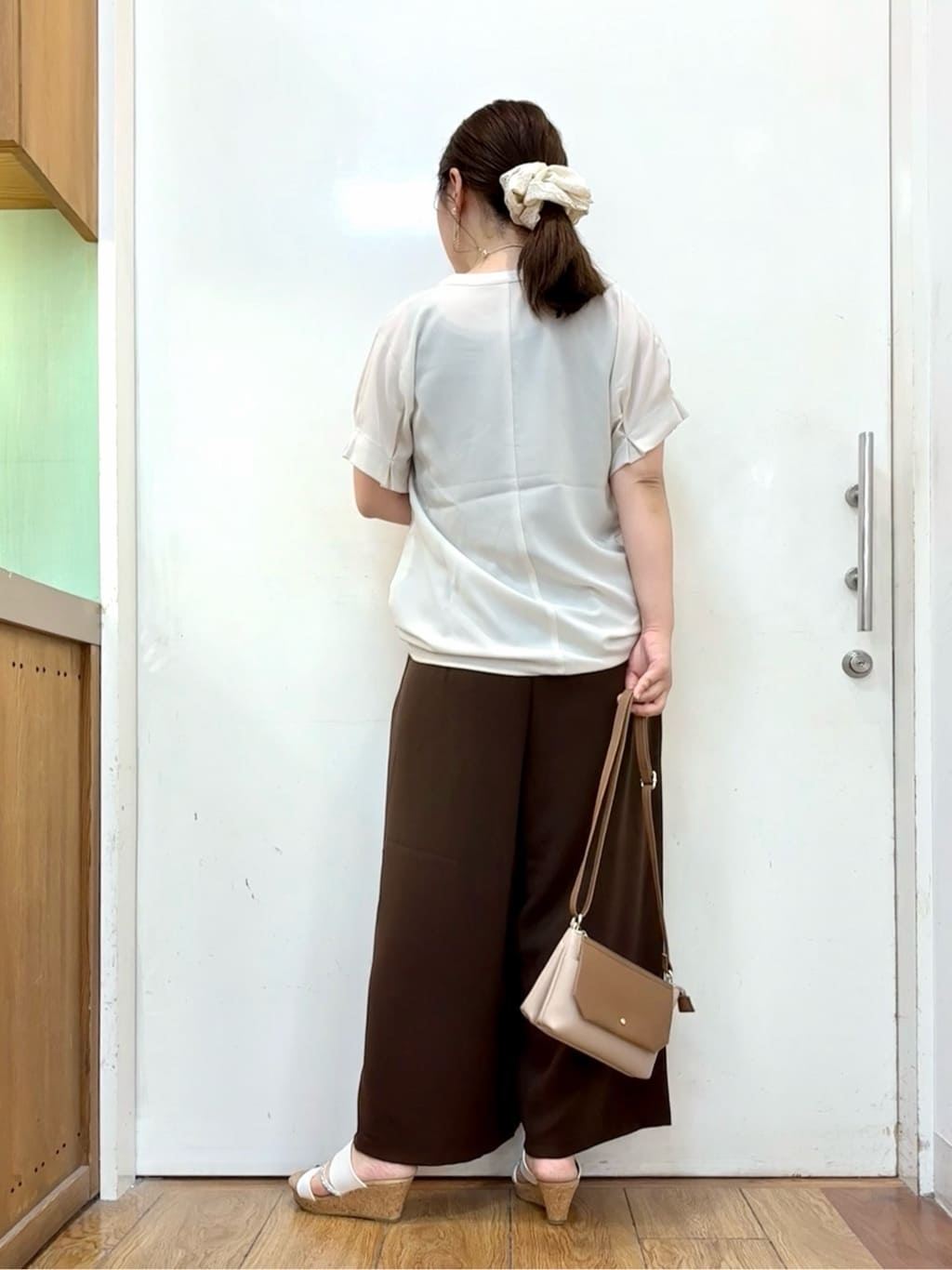 だいわさんの「SHOO･LA･RUE｜【S-LL/セットアップ可/ひんやり】きちんと見えで上品 お袖タック スキッパーブラウス」を使ったコーディネート