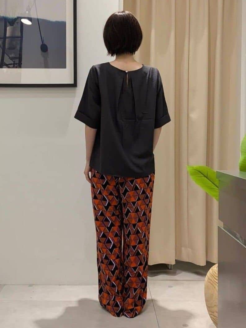 なめさんの「THE SHOP TK｜麻調メッシュブラウス【二の腕カバー/洗える】」を使ったコーディネート