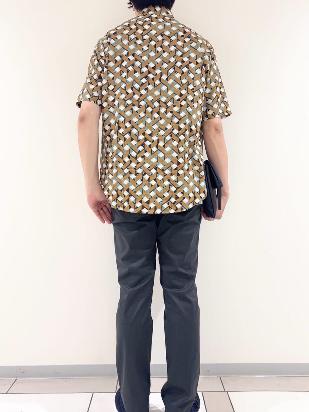 及川さんの「TAKEO KIKUCHI｜【COOL CITY WEAR】籠目アート柄 サッカーシャツ /通気性」を使ったコーディネート