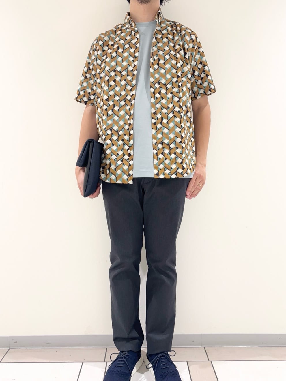 及川さんの「TAKEO KIKUCHI｜【COOL CITY WEAR】籠目アート柄 サッカーシャツ /通気性」を使ったコーディネート