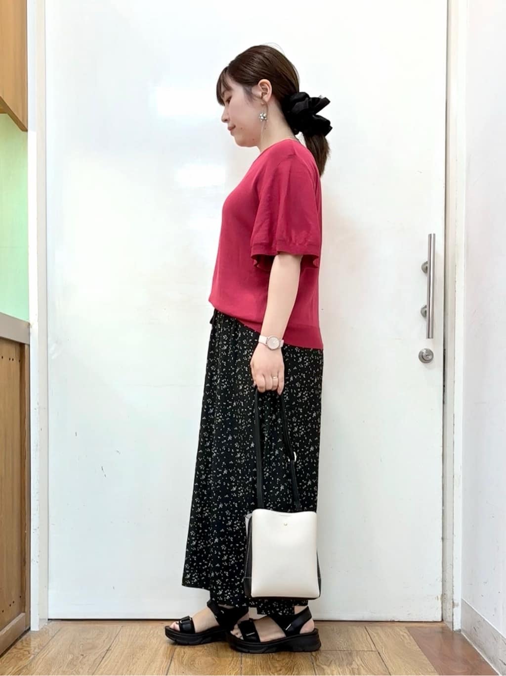 だいわさんの「SHOO･LA･RUE｜【S-LL】二の腕はカバーして魅せる フレアスリーブニット」を使ったコーディネート