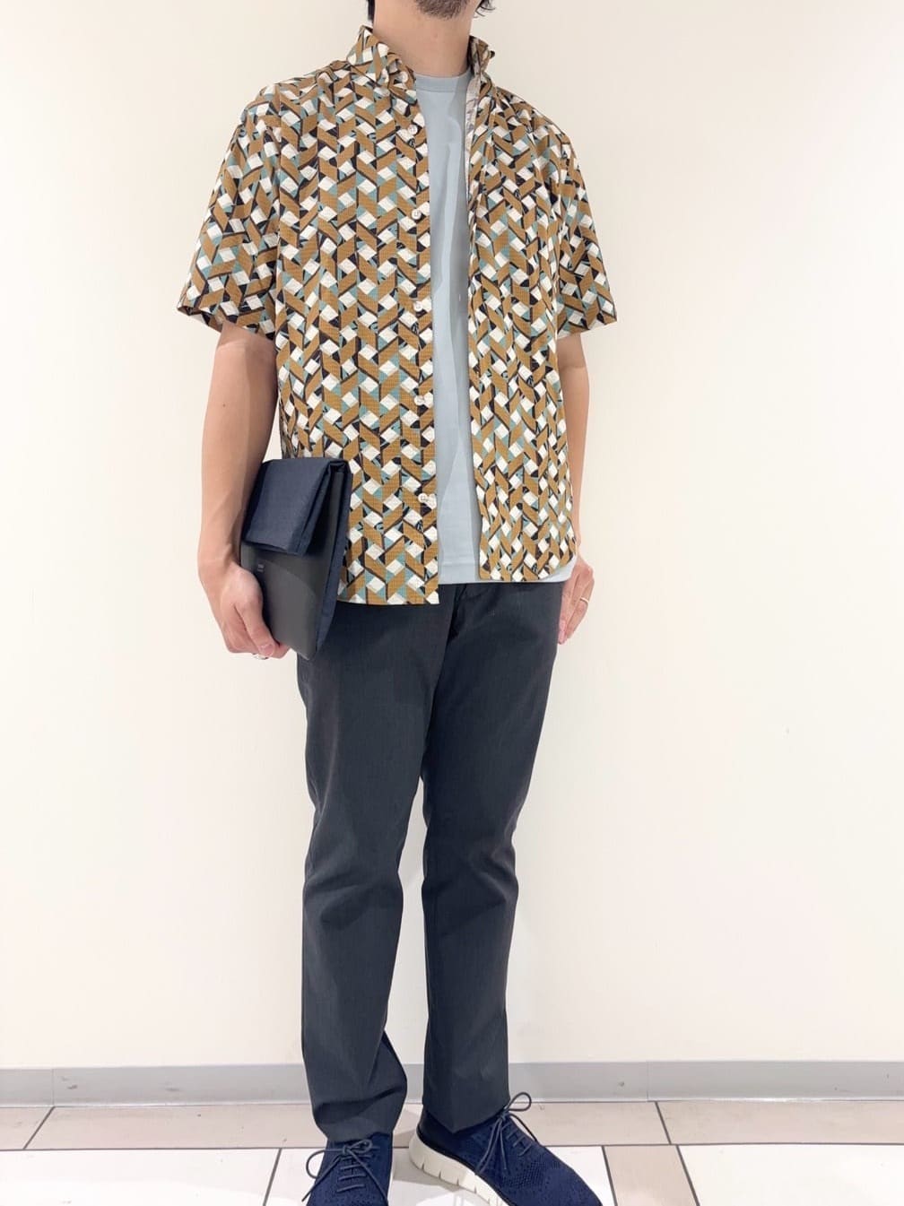 及川さんの「TAKEO KIKUCHI｜【COOL CITY WEAR】籠目アート柄 サッカーシャツ /通気性」を使ったコーディネート