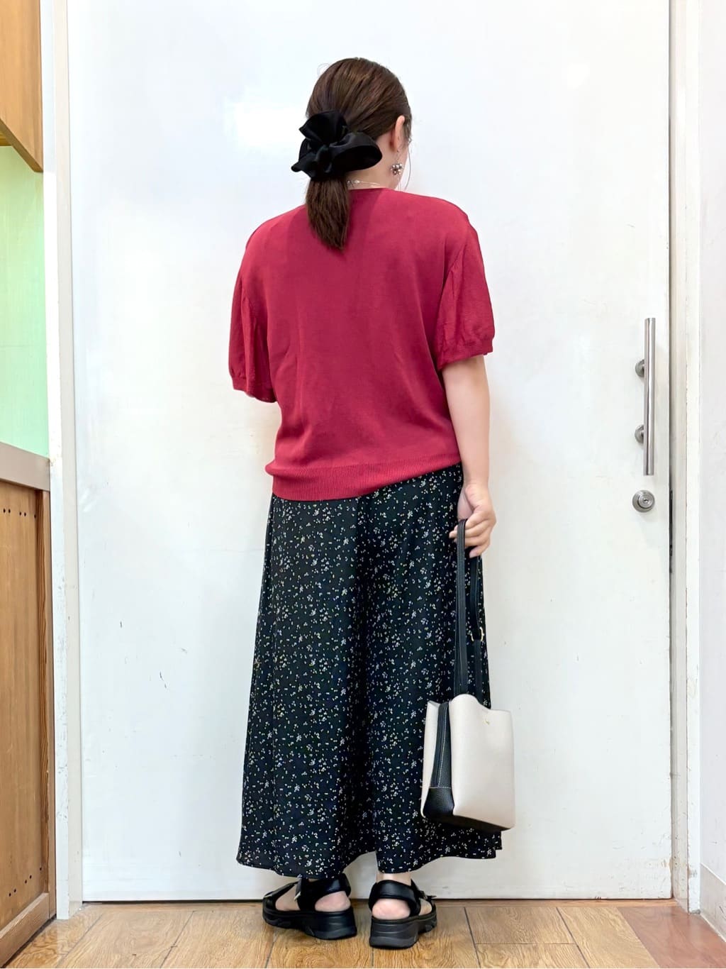 だいわさんの「SHOO･LA･RUE｜【S-LL】二の腕はカバーして魅せる フレアスリーブニット」を使ったコーディネート