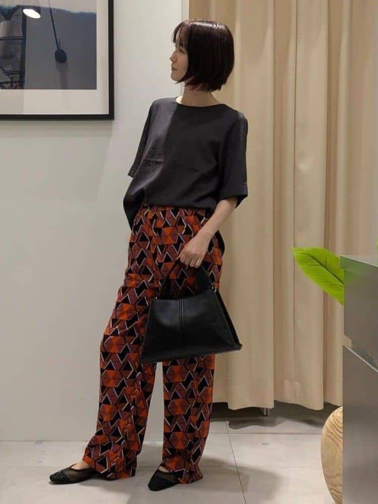 なめさんの「THE SHOP TK｜麻調メッシュブラウス【二の腕カバー/洗える】」を使ったコーディネート