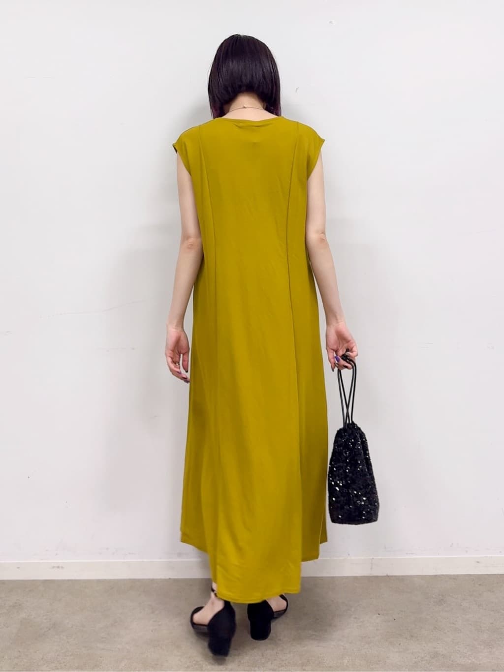𝐜𝐡𝐢𝐤𝐚さんの「SHOO･LA･RUE｜【S-LL/ひんやり】切替ラインですっきりと 1枚で着られるロングワンピース」を使ったコーディネート