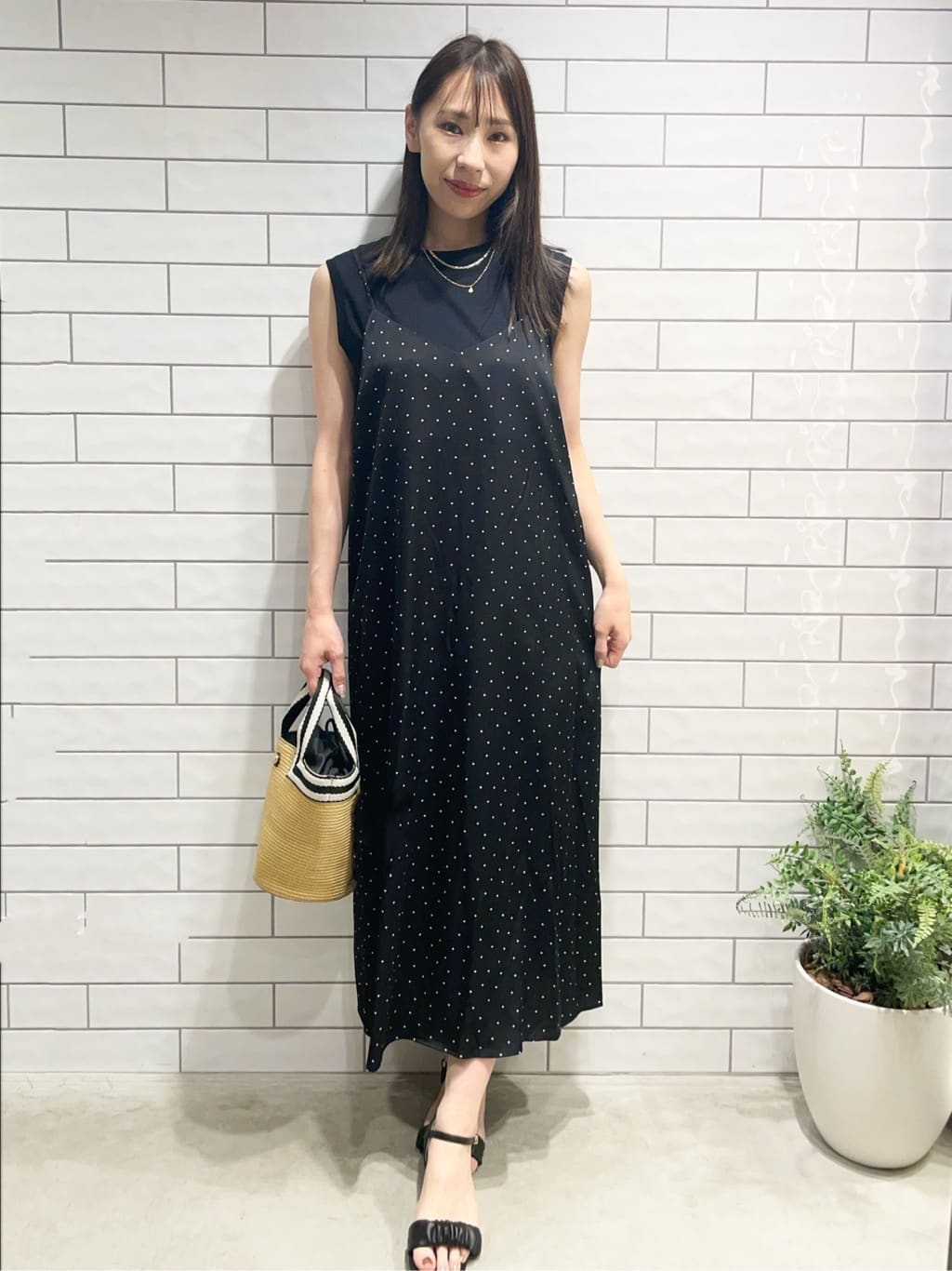 sayaさんの「OPAQUE.CLIP｜ランダムドット サテンキャミワンピース【洗濯機洗い可】」を使ったコーディネート