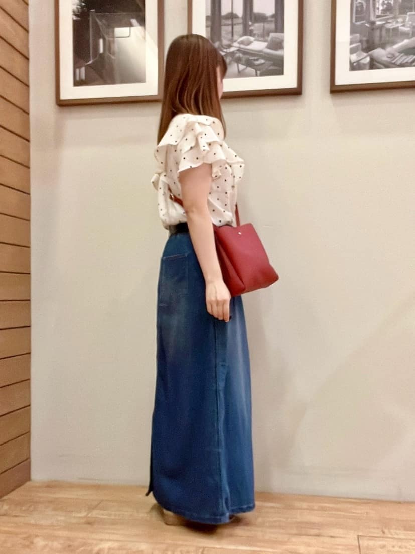 ゆっきーさんの「SHOO･LA･RUE｜【無地/ドット柄】お袖フリルが華やぐ きれいめブラウス」を使ったコーディネート
