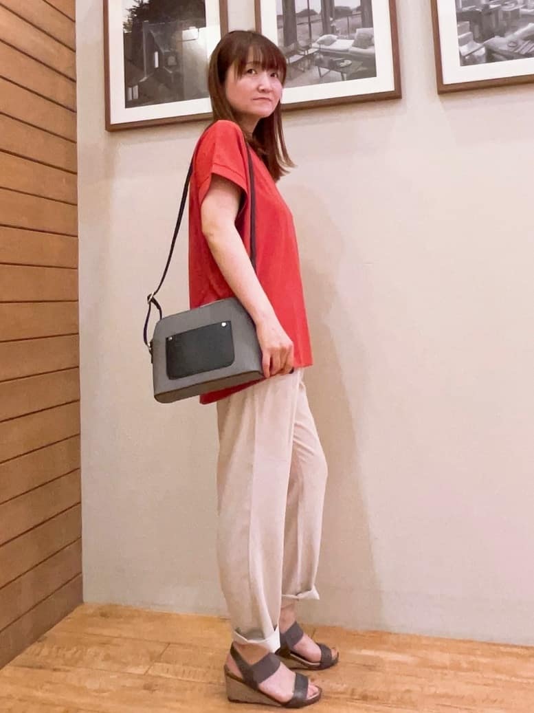 ゆっきーさんの「SHOO･LA･RUE｜【S-LL/汗ジミ軽減/ひんやり/UV】体型カバーに タック入りドルマントップス」を使ったコーディネート