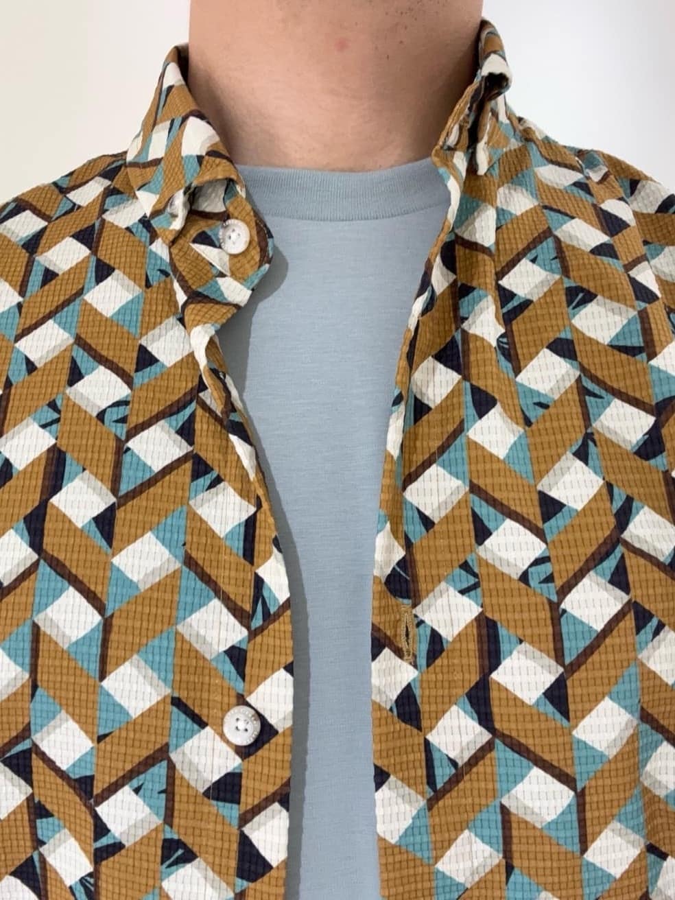 及川さんの「TAKEO KIKUCHI｜【COOL CITY WEAR】籠目アート柄 サッカーシャツ /通気性」を使ったコーディネート