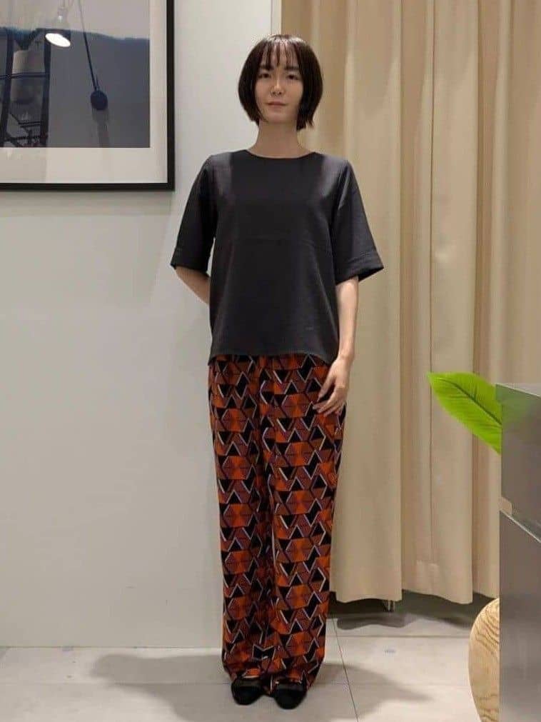 なめさんの「THE SHOP TK｜麻調メッシュブラウス【二の腕カバー/洗える】」を使ったコーディネート