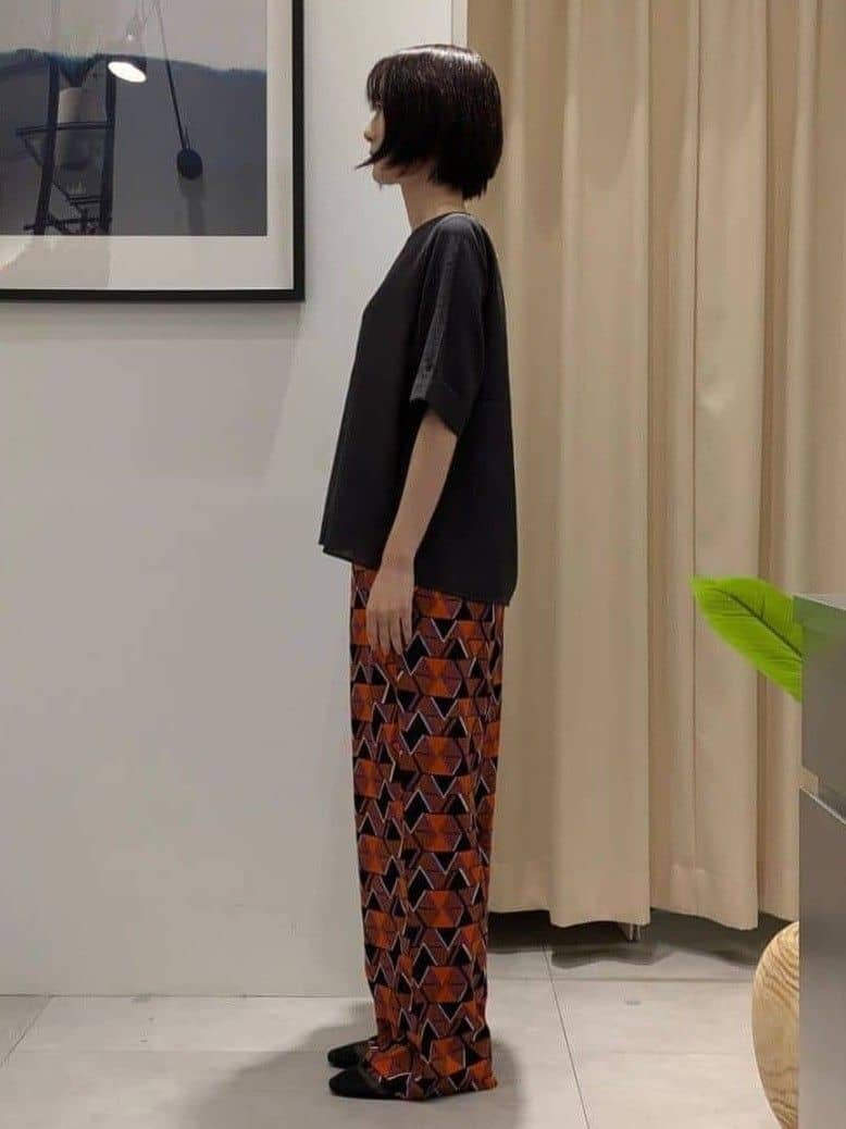 なめさんの「THE SHOP TK｜麻調メッシュブラウス【二の腕カバー/洗える】」を使ったコーディネート
