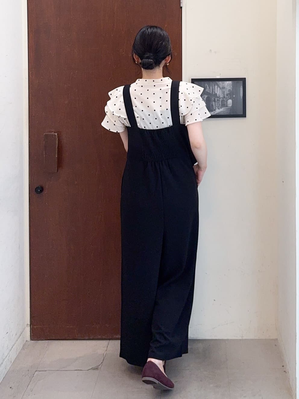 𝐇𝐢𝐫𝐨𝐦𝐢さんの「SHOO･LA･RUE｜【洗える/S-LL】ティアードフリルサロペット」を使ったコーディネート
