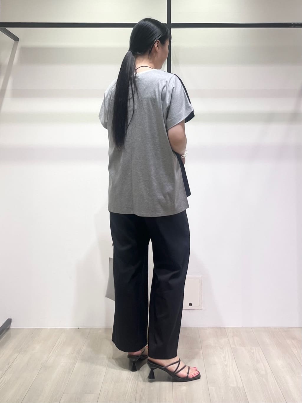 hasuさんの「INDIVI｜【洗える／汗ジミ防止】バイカラー＆アシメヘム Tシャツ」を使ったコーディネート
