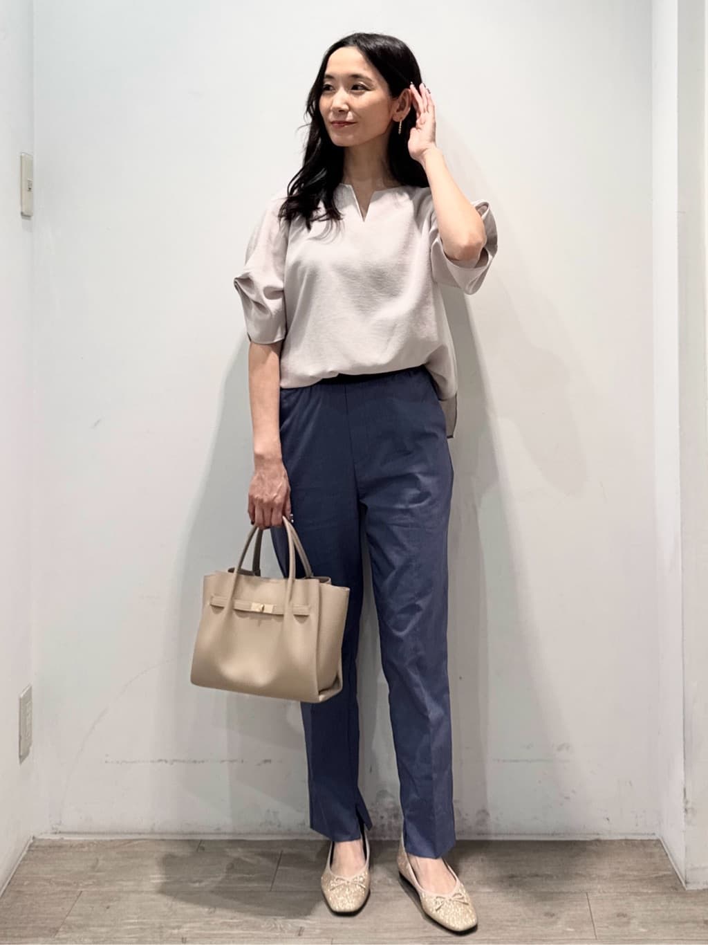 yuicciさんの「OPAQUE.CLIP｜麻混ハイストレッチイージースティックパンツ【洗濯機洗い可】」を使ったコーディネート