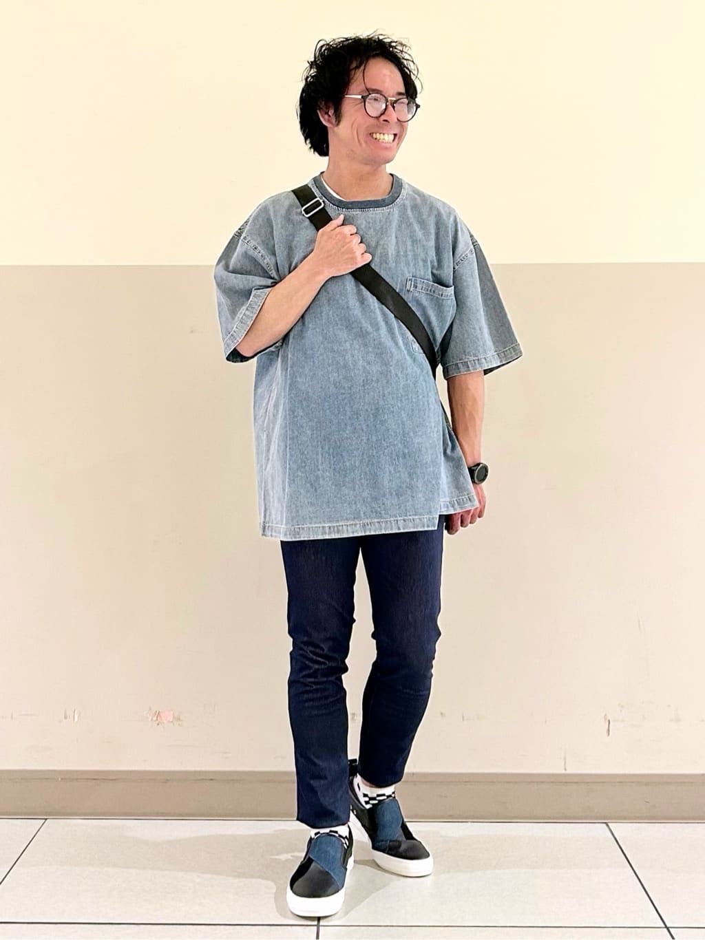 KENJI Iさんの「THE SHOP TK｜ライトデニム半袖Tシャツ【洗濯機OK】」を使ったコーディネート