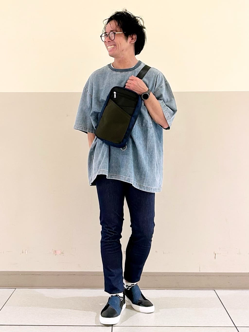 KENJI Iさんの「THE SHOP TK｜ライトデニム半袖Tシャツ【洗濯機OK】」を使ったコーディネート