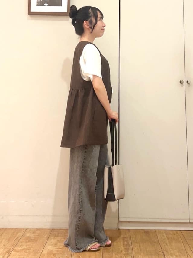 AIRIさんの「SHOO･LA･RUE｜【セットアップ可】さらりと軽やかに ダブルジップ麻調ジレ」を使ったコーディネート