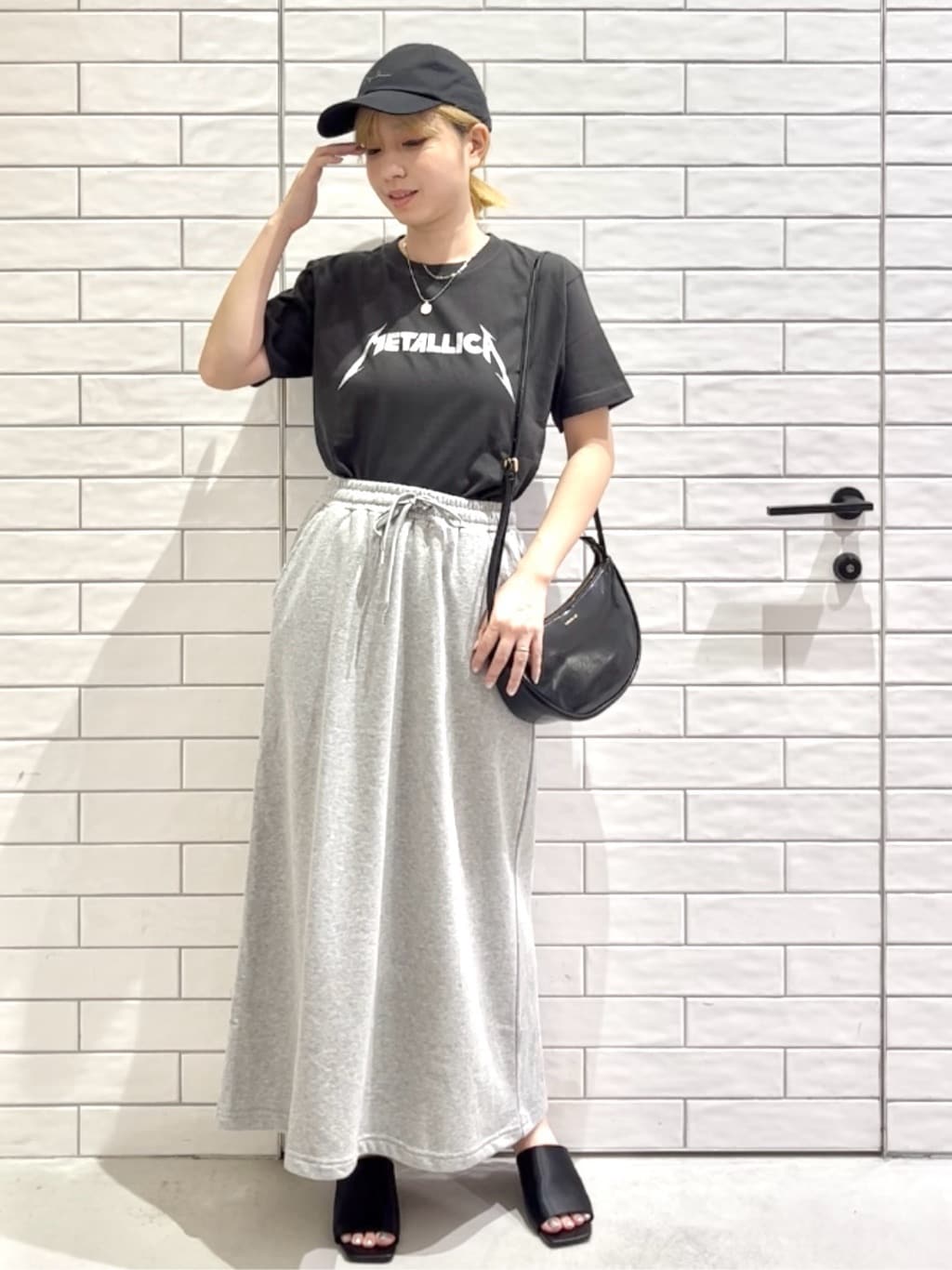 しおりさんの「OPAQUE.CLIP｜ロックTシャツ別注アソート【GREEN DAY／METALLICA／THE BEATLES】」を使ったコーディネート