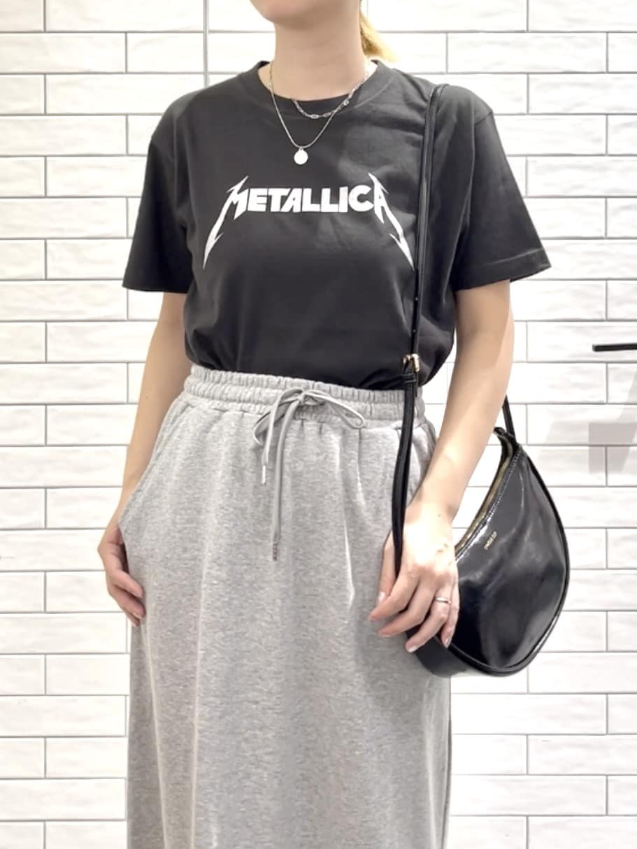 しおりさんの「OPAQUE.CLIP｜ロックTシャツ別注アソート【GREEN DAY／METALLICA／THE BEATLES】」を使ったコーディネート