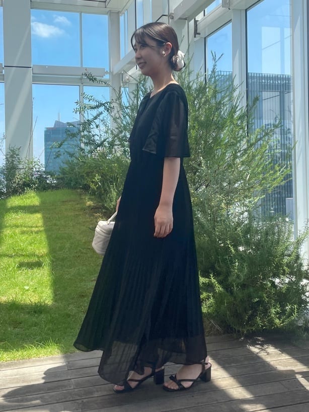 abeさんの「Couture brooch｜【二の腕カバー・楽ちん・通勤】シフォンプリーツワンピース」を使ったコーディネート