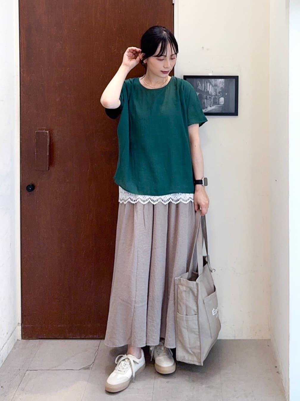 𝐇𝐢𝐫𝐨𝐦𝐢さんの「SHOO･LA･RUE｜【S-LL】着るだけで簡単にコーデが決まる レースレイヤード風ドルマントップス」を使ったコーディネート