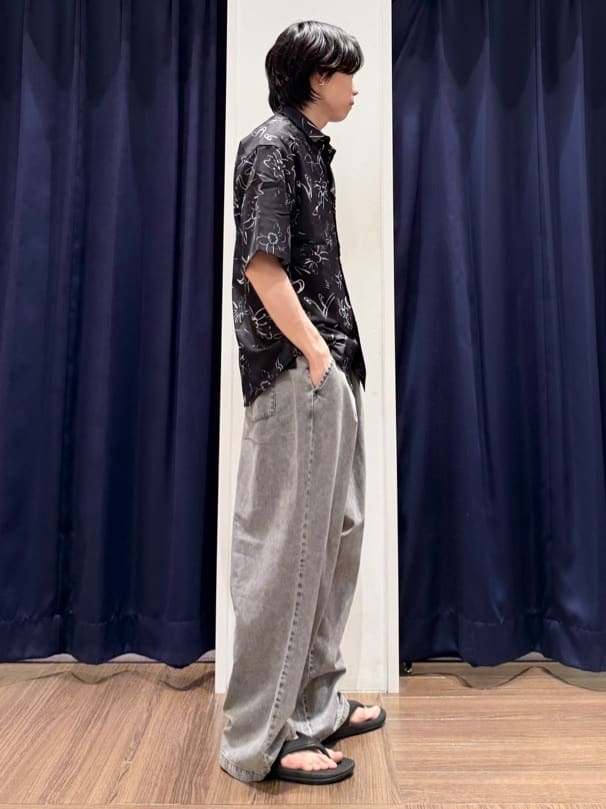 Tightさんの「THE SHOP TK｜ツータックワイドデニムパンツ」を使ったコーディネート