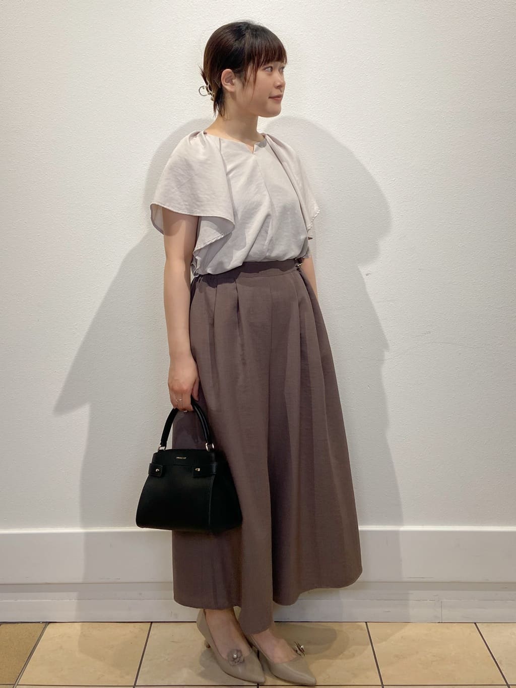 kimiさんの「index｜《7色展開／S-LLサイズ》フリルタックスリーブキーネックブラウス【吸水速乾／洗濯機可／イージーアイ」を使ったコーディネート