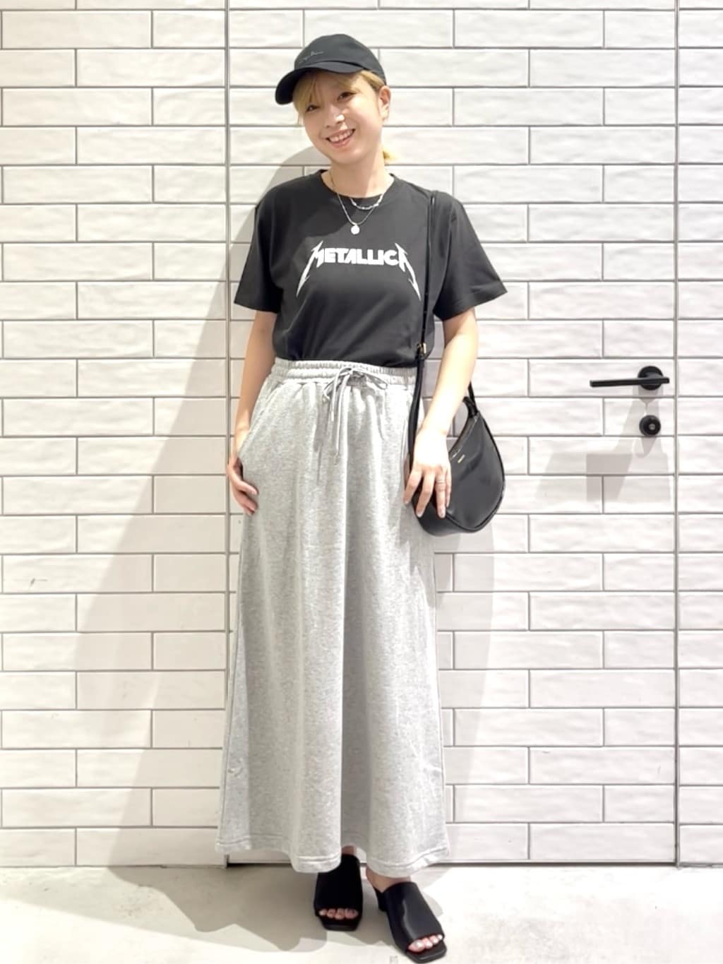 しおりさんの「OPAQUE.CLIP｜ロックTシャツ別注アソート【GREEN DAY／METALLICA／THE BEATLES】」を使ったコーディネート