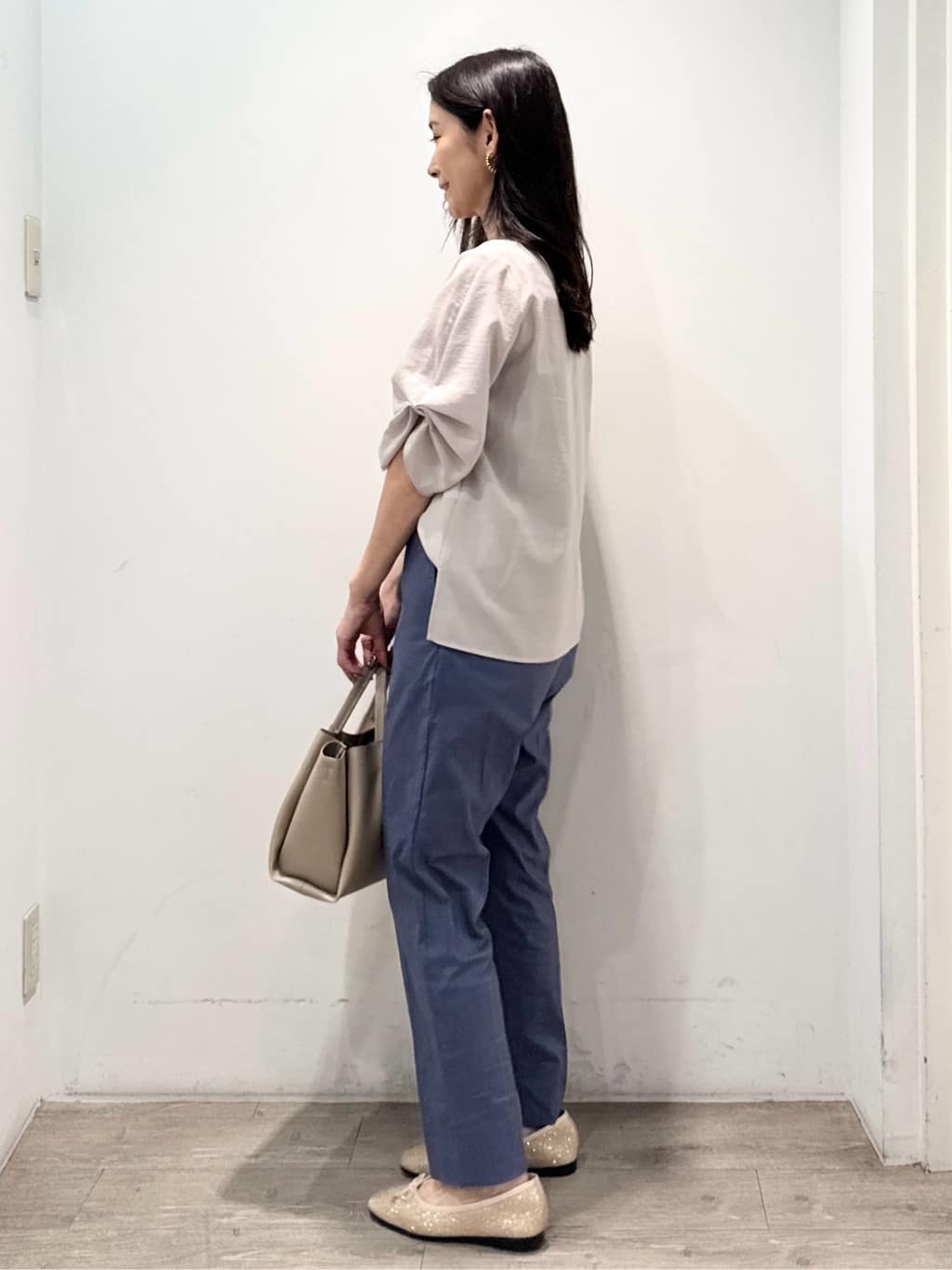 yuicciさんの「OPAQUE.CLIP｜麻混ハイストレッチイージースティックパンツ【洗濯機洗い可】」を使ったコーディネート