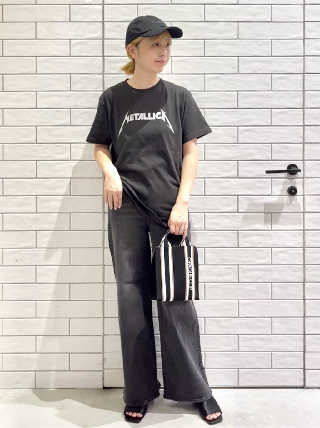 しおりさんの「OPAQUE.CLIP｜ロックTシャツ別注アソート【GREEN DAY／METALLICA／THE BEATLES】」を使ったコーディネート