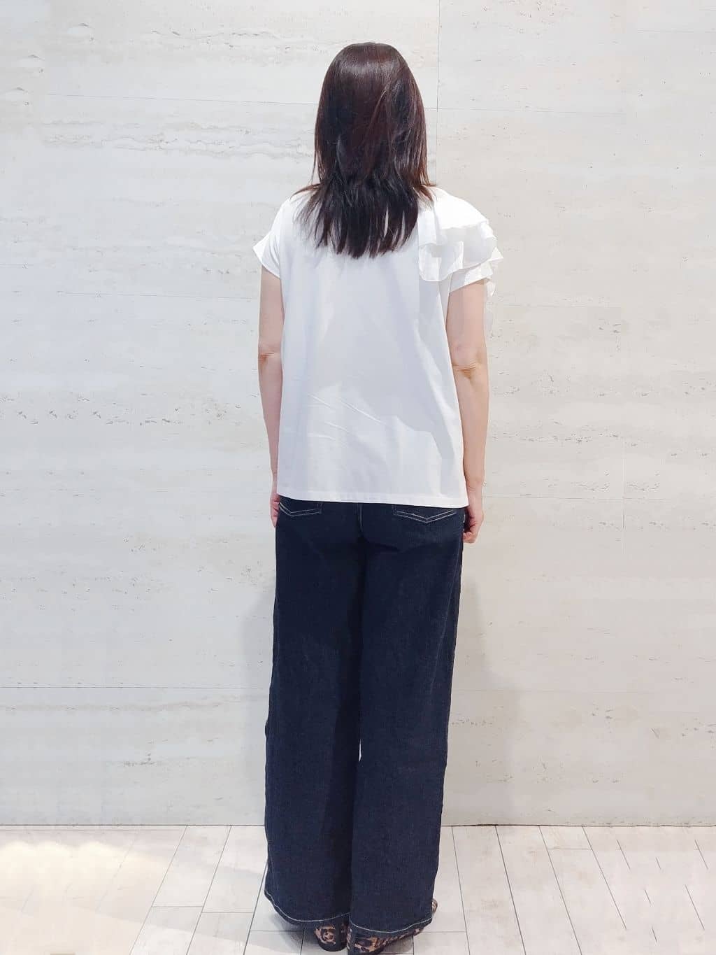 よしみさんの「OPAQUE.CLIP｜ショルダーフリルドッキングカットソー【洗濯機洗い可】」を使ったコーディネート
