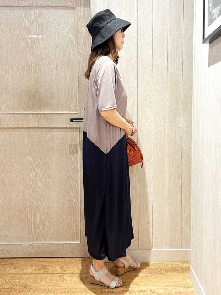 yukaさんの「SHOO･LA･RUE｜【ひんやり/体型カバー】さらりと着られる バイカラーAラインワンピース」を使ったコーディネート