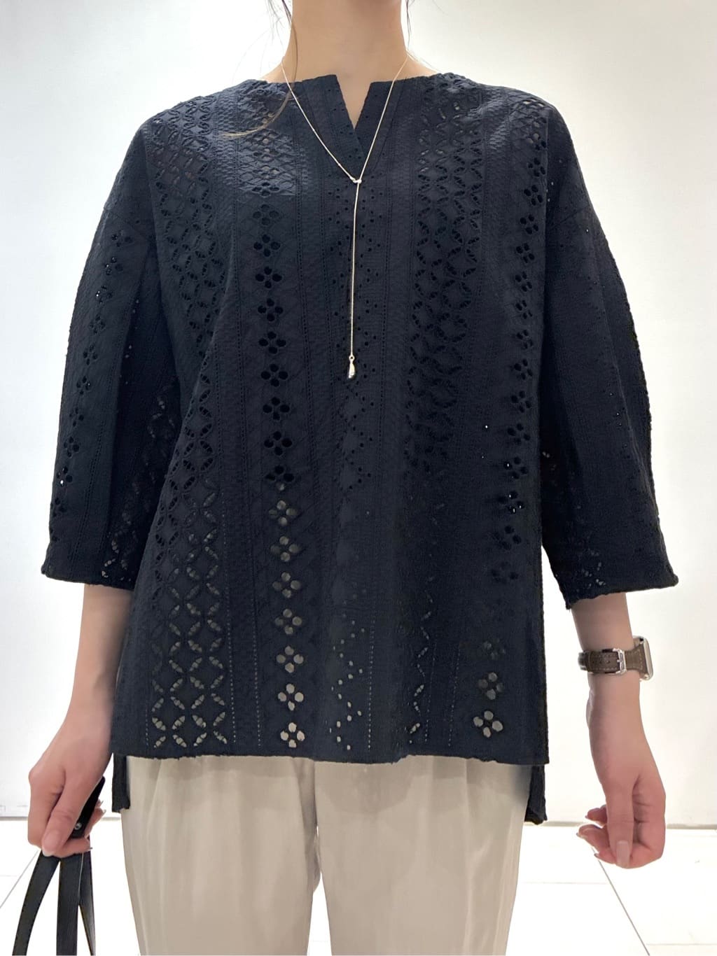 KAOさんの「INDIVI｜【60cm四方】スクエアスカーフ」を使ったコーディネート