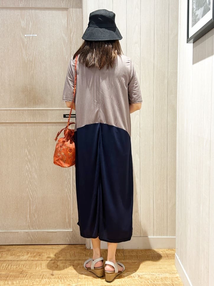 yukaさんの「SHOO･LA･RUE｜【ひんやり/体型カバー】さらりと着られる バイカラーAラインワンピース」を使ったコーディネート